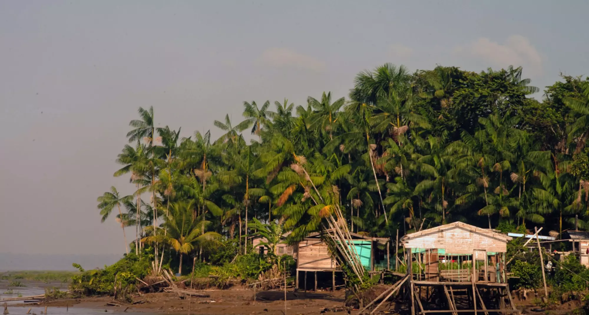 Casas destruídas pela erosão